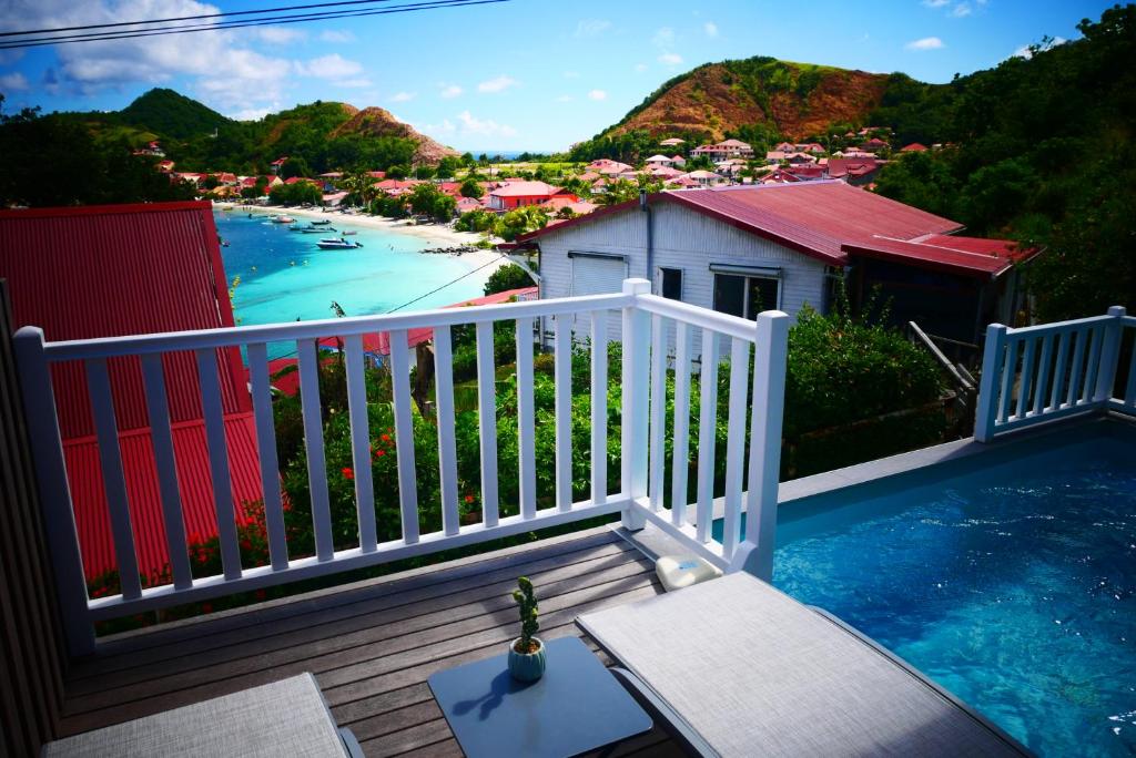 Villa Kazarev — vue panoramique depuis le balcon sur la baie des Saintes, Guadeloupe