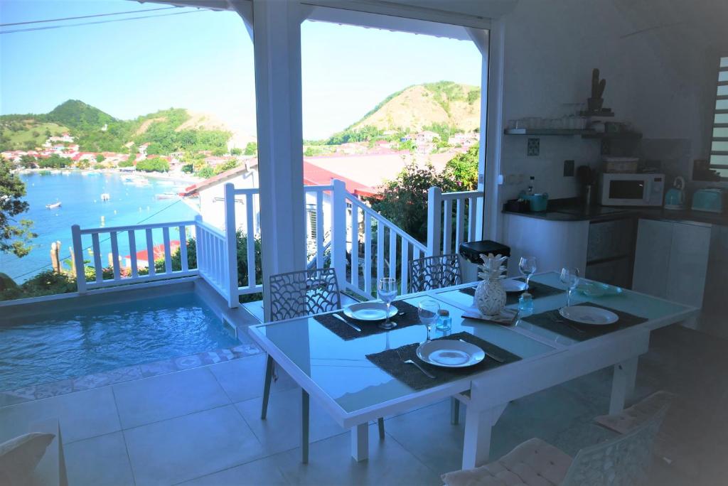 Villa Kazarev Guadeloupe - Salle à manger vue océan Les Saintes