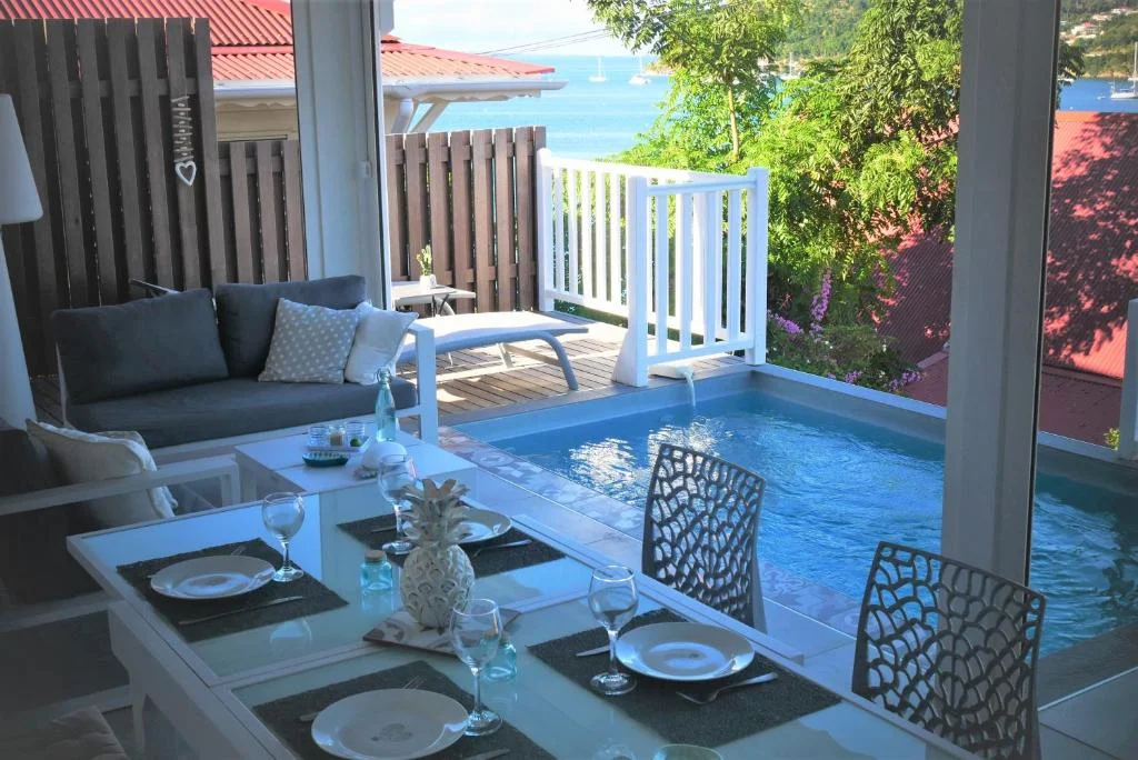 Villa Kazarev — terrasse avec piscine et vue mer sur la baie des Saintes